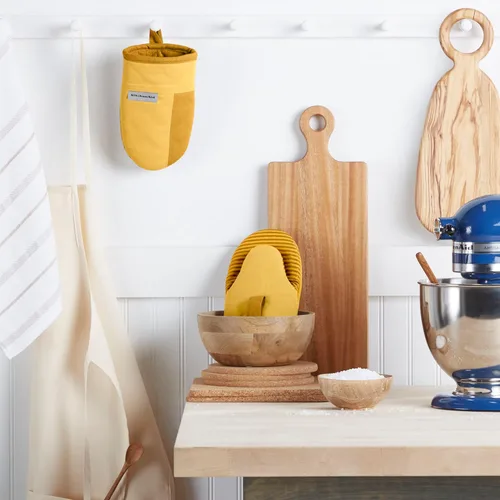 Vista 2 de KitchenAid Beacon Juego de Guantes de Horno Mini de Dos Tonos Antideslizantes, Amarillo Majestuoso, 5.5"x8", 2 Piezas