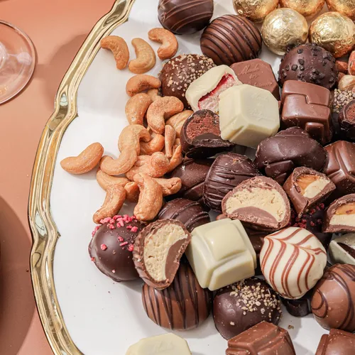 Vista 4 de Cesta de regalo gourmet de chocolate y nueces, surtido de chocolates, trufas, anacardos, maní y nueces saladas envueltos individualmente, lata