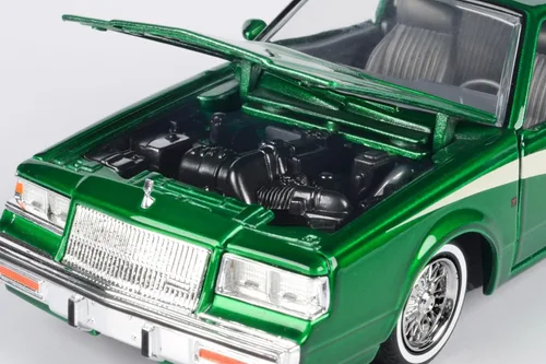 Vista 7 de Motormax 79023 Regal 3.8 SFI Turbo Green Metallic and Cream with Graphics Get Low Series 1/24 Modelo de auto fundido a presión