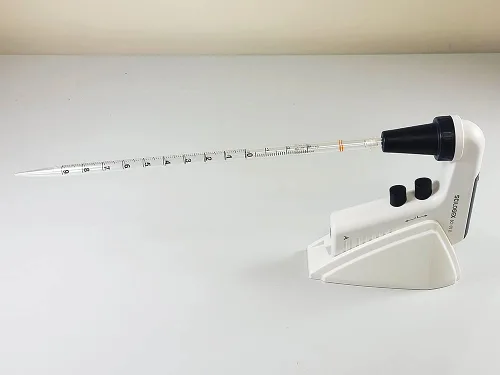 Vista 3 de SCILOGEX Controlador de pipeta motorizado SCI-Fill - Llenador de pipetas ajustable de 8 velocidades - Diseño ergonómico ligero para pipetas de 1 a
