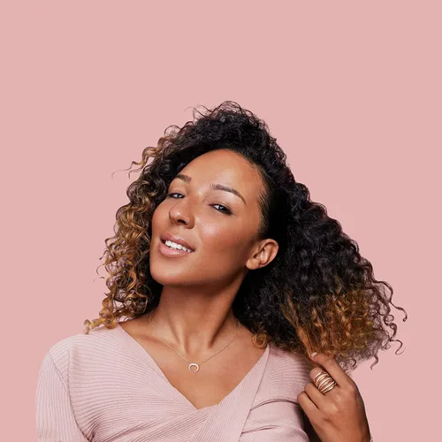 Vista 9 de SheaMoisture Hidratar y definir champú, acondicionador y leche de peinado para el cuidado del cabello rizado coco e hibisco con manteca de karité