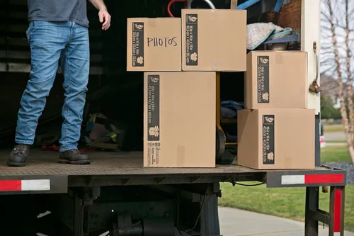 Vista 2 de Caja corrugada para guardarropa Duck Brand, 2844853, de 24 x 24 x 34 pulgadas (largo x ancho x alto), Marrón