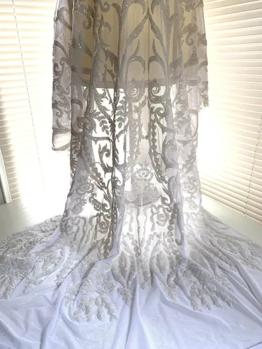 Vista 2 de Esmeralda Lentejuelas blancas sobre tela de encaje de malla por The Yard - 10102