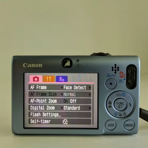 Vista 4 de Cámara Canon PowerShot SD1100 IS de apuntar y disparar Usada