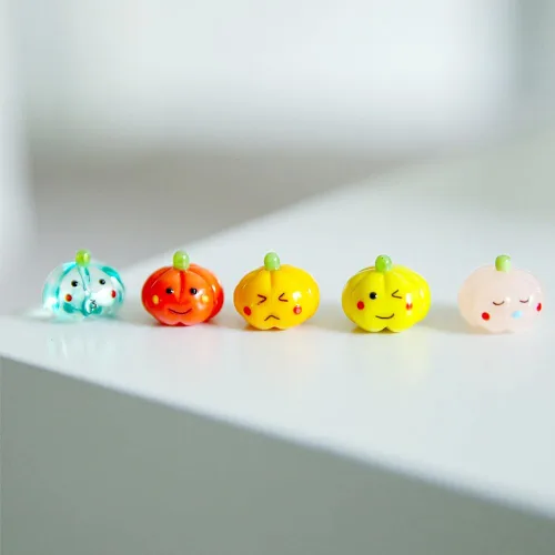 Vista 10 de Mollytek 5PCS Mini Hand Blown Glass Figurines Collectibles Miniature Hand Blown Glass Ornaments Decor Assorted Cute Home Office Table Computer Car