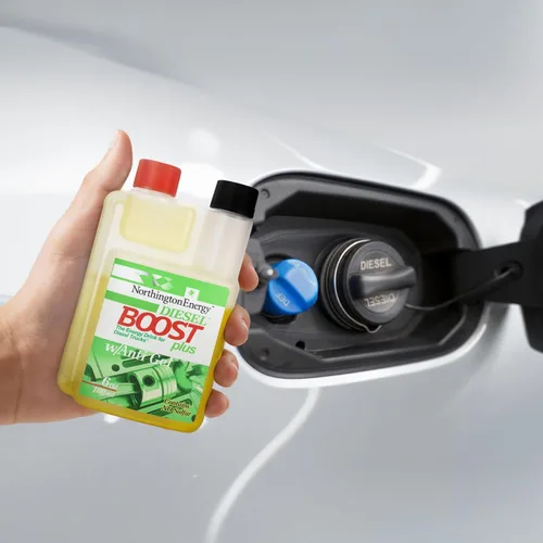 Vista 5 de Diesel Boost Plus 5 en 1 Aditivo para combustible diesel, limpia inyectores, restaura la lubricidad y MPG. La botella exprimible de 8 onzas trata