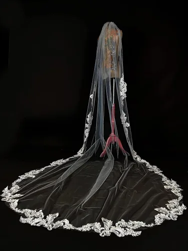 Vista 3 de Passat El velo de la catedral Orgeous cuenta con lados de corte limpio y un borde de encaje cortado a mano en la parte inferior