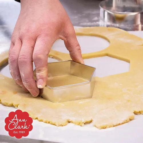 Vista 2 de Cortador hexagonal de galletas Ann Clark de 3-1/2 pulgadas, fabricado en Estados Unidos