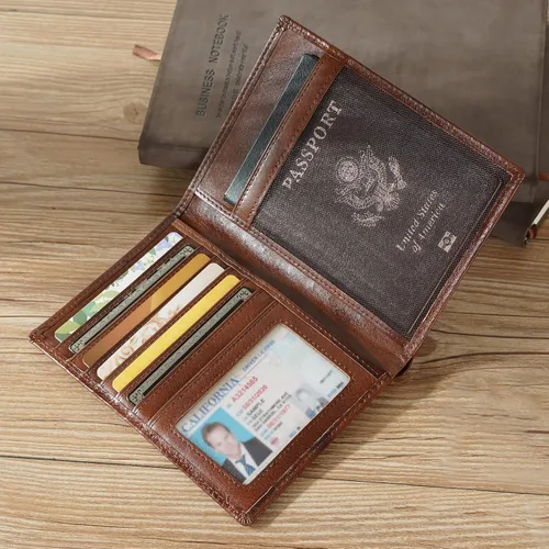 Vista 2 de Polare - Cartera de viaje de cuero con bloqueo RFID para pasaporte para hombres y mujeres Café
