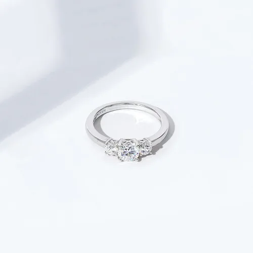 Vista 7 de Tienda Essentials Anillo redondo de 3 piedras de plata de ley chapada en platino o oro hecho con circonita cúbica de elementos infinitos