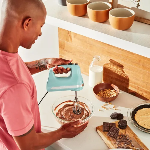 Vista 4 de KitchenAid Paquete de batidora de mano de 6 velocidades con batidores de borde flexible - KHM6118, rojo imperio