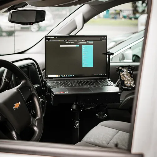 Vista 2 de RAM Mounts Soporte para laptop sin taladrar para Chevy Silverado, Suburban y Tahoe y GMC Sierra y Yukon 2019-2026, soporte de vehículo con tornillo