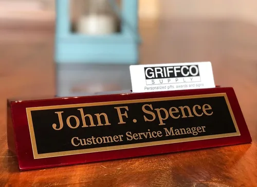 Vista 6 de Placa de nombre para escritorio grabada en Estados Unidos por Griffco Supply Placa de nombre de escritorio personalizada con tarjetero