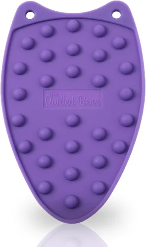 Vista 9 de The Quilted Bear - Reposaplancha Mini de Silicona Resistente al Calor para Manualidades, Costura y Acolchado Sin Estrés - Superficie Duradera y Verde