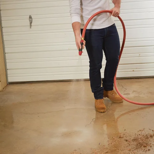 Vista 4 de Gilmour Boquilla de manguera giratoria profesional resistente con agarre aislado, boquilla de manguera de jardín para riego y limpieza