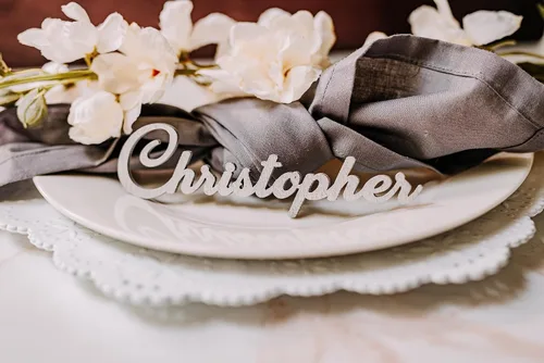 Vista 3 de Etiquetas de nombre de madera personalizadas para colocar lugares, tarjetas de lugar personalizadas para bodas, despedidas de soltera y eventos