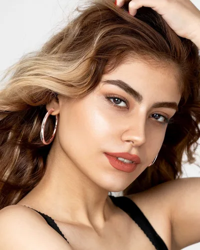 Vista 4 de Howoo Aretes de aro chapados en oro de 14 quilates con aros de oro grueso pulido para mujer