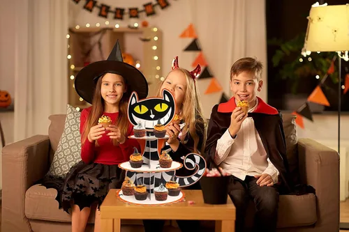 Vista 4 de Soporte para cupcakes de Halloween de 3 niveles para mesa de postre, torre de cupcakes de gato de Halloween, bandeja de Halloween, bandeja de cartón