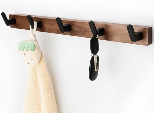 Vista 14 de Perchero de Pared de Madera de Nogal de 17 Pulgadas con 4 Ganchos Dobles Negros, Ganchos de Entrada Montados con Adhesivo, Clavijas de Madera