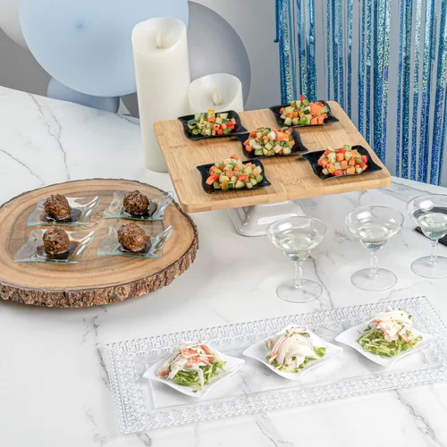 Vista 4 de Restaurantware Platos de postre de 3 x 3 pulgadas, 100 platos de cóctel pequeños, bordes ondulados cuadrados, platos desechables de plástico blanco