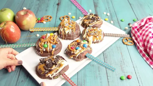 Vista 4 de Kits de palitos de manzana con 24 palitos de bambú de manzana de 6 pulgadas con diamantes de imitación de caramelo, 24 bolsas un par de tijeras un