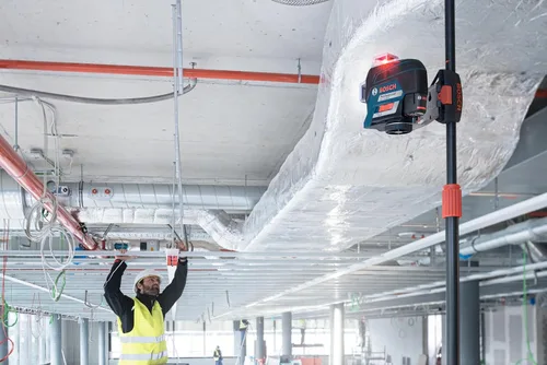 Vista 8 de BOSCH GLL3-330C Láser de línea de nivelación y alineación de tres planos conectado de 200 pies 12V Max de 360 grados, incluye batería de iones