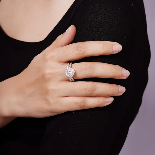 Vista 3 de Tienda Essentials Anillo de plata de ley con halo de flores con circonita cúbica de elementos infinitos