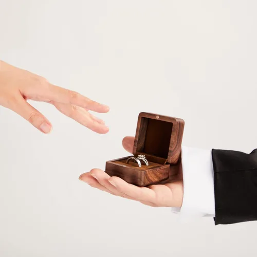 Vista 5 de Roycraft Caja de anillos Mr & Mrs con 2 ranuras para propuesta, boda, ceremonia, compromiso, día de San Valentín, cumpleaños, caja de madera