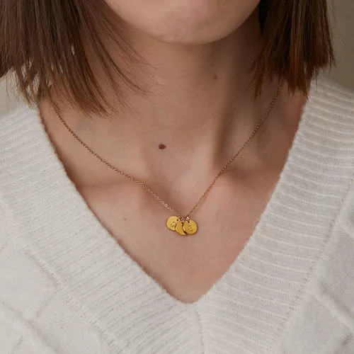 Vista 6 de MignonandMignon Collar personalizado con inicial de moneda pequeña, joyería delicada personalizada para mujer, regalo hecho a mano para ella