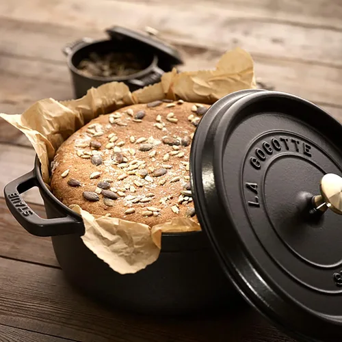 Vista 4 de STAUB - Olla cocotte redonda de hierro fundido de 5.5 litros, fabricada en Francia, sirve para 5-6 personas, color negro mate