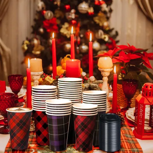 Vista 4 de Uiifan 50 tazas de café desechables de Navidad de 16 onzas, vasos de papel a cuadros, tazas de Navidad con tapas para Navidad, Año Nuevo