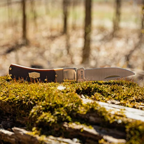 Vista 4 de Old Timer 3OT Bearhead Traditional Lockback Pocket Knife with 2.2in High Carbon Stainless Steel Blade, Sawcut Handle, and Convenient Small Size for