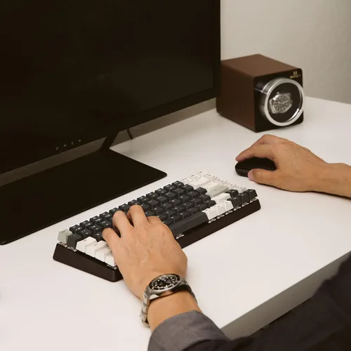 Vista 4 de Azio Teclado mecánico en cascada, diseño del 75%, RGB retroiluminado compacto, interruptores de intercambio en caliente y teclas, conexión