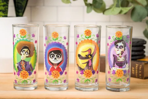 Vista 8 de Silver Buffalo Disney Pixar Coco - Juego de 4 vasos con diseño del Día de los Muertos, 10 onzas