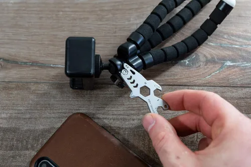 Vista 4 de KeySmart AllTul Shark - Multiherramienta llavero multiusos 4 en 1 para llevar todos los días con abridor de botellas, llave inglesa, punta Phillips