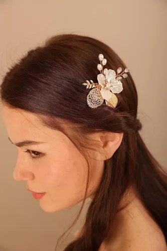 Vista 2 de Peine de pelo con diamantes de imitación de cristal de hoja de oro para novia, con perlas de diamantes de imitación, accesorios para el cabello