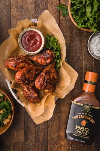 Vista 9 de Traina Home Grown California Salsa de barbacoa de albaricoque secado al sol, sin jarabe de maíz, sabor picante audaz empaquetado en botella de 17