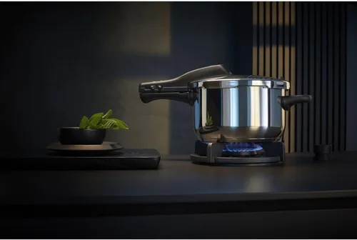 Vista 2 de WMF Perfect Rapid Cooker - Olla rápida de 8.7 in de diámetro, 6 litros y medio, con protección contra llamas, acero inoxidable Cromargan apto