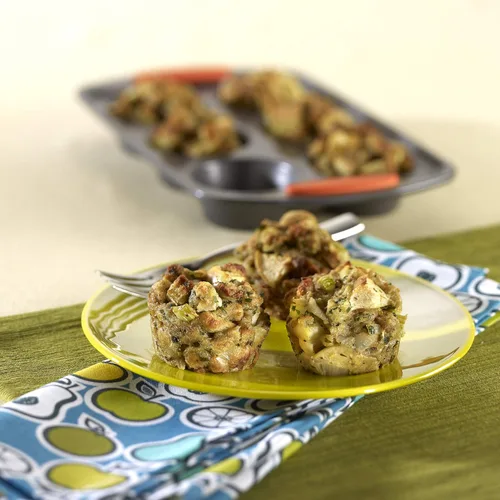 Vista 2 de Rachael Ray Yum-o! Molde antiadherente para repostería Oven Lovin' Cups para muffins, 6 tazas, gris con asas naranjas