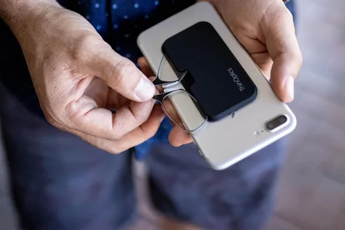 Vista 3 de ThinOptics Universal Pod - Lentes de lectura rectangulares con funda para teléfono