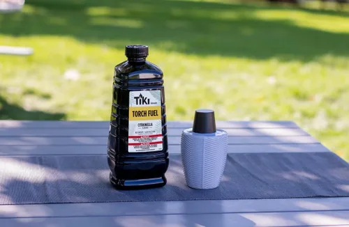 Vista 5 de Antorcha de Citronela de la marca Tiki - 1 galón (128 oz.), fácil de verter, de larga duración para antorchas de exterior y antorchas de mesa