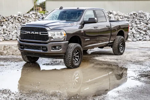 Vista 3 de Rough Country - 377– Kit de nivelación de suspensión de 2.5 pulgadas para RAM: 14-17 2500 4WD, 13-17 3500 4WD
