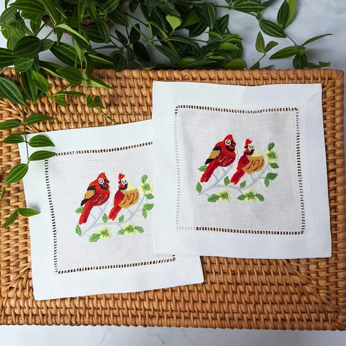 HCRAFT Servilletas bordadas de tela blanca de 6 x 6 pulgadas, juego de 6 posavasos bordados para fiestas y regalos