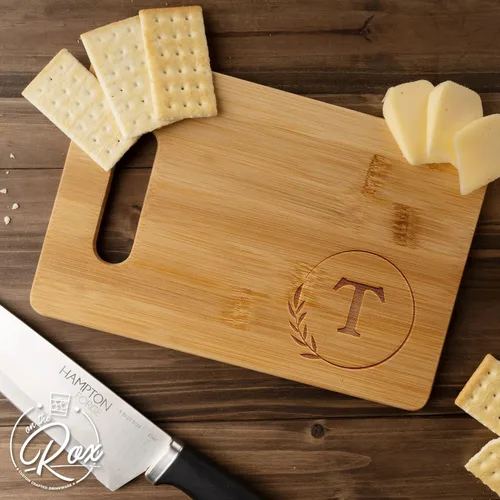 Vista 5 de On The Rox Tablas de cortar con monogramas, 9 x 12 pulgadas, tablero de bambú grabado personalizado de la A a la Z (T), tabla de cortar de madera