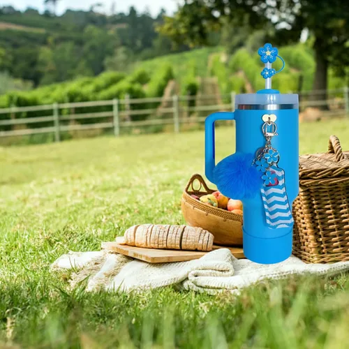 Vista 6 de Accesorios para vaso Stanley 40oz, 2 fundas de silicona para vaso Stanley, 1 tapa de pajita con flores, 2 ganchos con dijes, 1 bolsa porta labios, 1