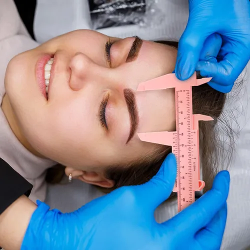 Vista 5 de Frienda 5 piezas de regla de medición de cejas, herramienta de mapeo de cejas, mini pinza Vernier, regla de plástico deslizante de doble escala