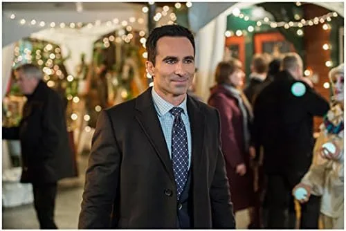 Bates Motel Nestor Carbonell como Sheriff Alex Romero Caminando por otros en Traje Sonriendo 8 x 10 inch foto