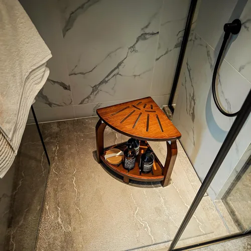 Vista 3 de KingPavonini Taburete de ducha de esquina de bambú para afeitarse las piernas, reposapiés, asiento de baño impermeable con estante de almacenamiento