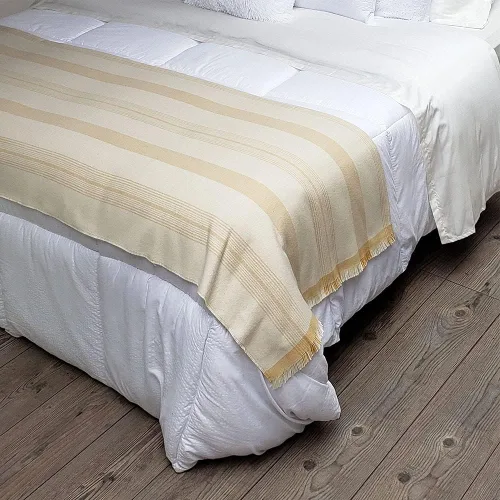 Vista 2 de Andean Vertical Lines - Manta de mezcla de algodón de alpaca, tejida suave y cálida, diseño a rayas, 72 x 52 pulgadas (marfil/dorado)