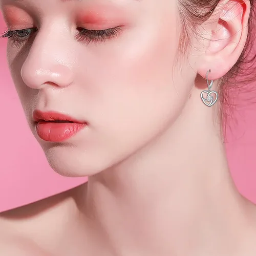 Vista 2 de Aretes de plata fina 925 en forma de corazón colgante para mujeres y niñas.